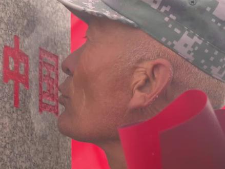 守护边境45年,护边员退休前深情亲吻界碑…致敬!
