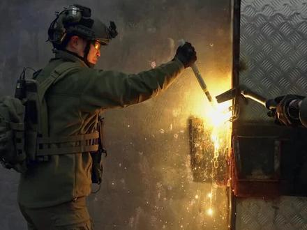 这个救人“神器”可太厉害了! 杰哥高能现场,手拿2000多度高温的热熔棒现场破袭,解救人质! #破袭战 #热熔棒 #消防救援