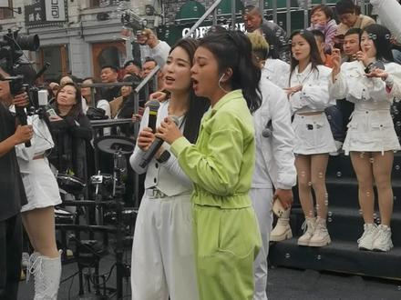 #户外唱歌 #户外直播现场 #红豆#谈莉娜 两人好亲密啊