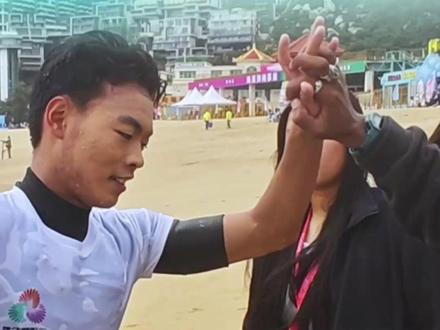 今天(11月13日)上午,第十五届全国运动会冲浪项目在汕头南澳青澳湾正式开赛。赛期8天,15支队伍56名运动员参赛。13日举行男、女子第一轮的比赛。其中,汕头本土选手,吴子豪、陈照郁、张锦杏、张银璇在“家门口”赛场向奖牌发起冲击。(广东台记者 朱天宝)#2025全运会 #媒体精选计划 #记者在现场