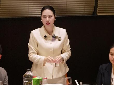 商务酒局倒酒礼仪,这步做错超尴尬!
给尊者倒酒,一定要站在右手边!
✅ 酒杯在右手边,倒酒更顺手
✅ 左手倒酒挡人,还犯传统忌讳
❌ 反手倒酒更是大忌!
酒局细节见修养,快码住学起来!
#商务礼仪 #酒局技巧 #职场干货 #礼誉华夏商学院 #白福梅人际艺术