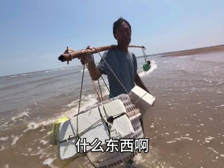 在日照,我找到了赶海爱好者的天堂!
👉导航直接搜:日照岚山多岛海(或上水咖啡城市书房,附近就是赶海点)
划重点:免费!免费!免费!不花一分钱就能嗨玩~
‼️敲黑板:赶海想收获满满,一定要提前查好潮汐表!小程序搜:潮汐表精灵,紫色区域就是最佳赶海时间
🕹到多岛海风帆广场后,往西边走几百米,栅栏另一侧是收费区域—多岛海赶海园,我们不过栅栏,在大片开阔沙滩处就能开启赶海模式,完全免费开放!
✌能挖到啥?花蛤、竹蛏、小螃蟹、寄居蟹
❤赶海装备清单:
- 小桶、铁铲/耙子、 小盐瓶
✌贴心小细节:景区公厕里有免费水龙头,能冲脚冲工具,省了额外冲洗费,超方便!
💔避坑提醒:海边紫外线真不是盖的!防晒霜、防晒衣、遮阳帽全套安排上,建议全身捂严实,不然一个小时分界线明显!
👍总结:人少、景美、海鲜多,不管是带娃撒欢、情侣散心,还是和朋友组团来“寻宝”,都巨合适!快来这儿亲手挖海鲜,体验一把赶海的快乐吧~
#日照岚山多海岛 #赶海攻略 #多岛海赶海
#多岛海景区