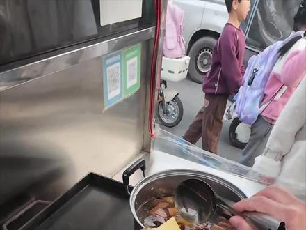 #青年创作者计划 #肉夹馍做法 #味道好极了你们想吃吗
出摊啦出摊啦!
纯手工肉夹馍,肉多料足,香飘一条街!
来晚可就没位置咯,赶紧冲!