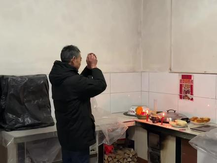 腊月二十三,北方的小年,有祭灶火爷的习俗,今天和爸爸上街买了些糕点,回来祭拜灶神,愿灶神保佑我家来年红红火火,上天言好事,下凡降吉祥,2026,家人平平安安,一切顺遂!#北方小年 #北方小年习俗 #腊月二十三 #过年啦 #我的乡村生活