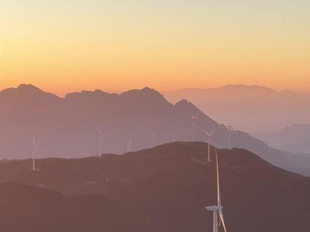 翻山越岭看日出#风力发电大风车 #米头尖 #米头尖日出 #日出美景