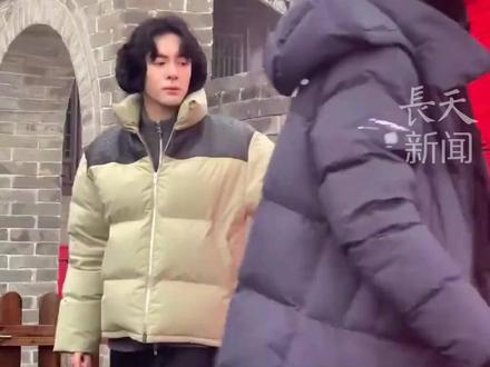 明星扎堆祈福大孤山 到底有谁在啊?#白鹿 孟子义 曾舜晞小年低调现身#大孤山 ,于正回应:这个地方简单 自由 美丽,此前章子怡 黄晓明 张艺兴 古力娜扎等都曾到访,该景区门票仅30元 ,拥有一棵1300年的唐代银杏树。#主播说新闻