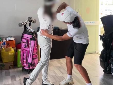 中心轴是挥杆惯性源泉 打卡的目的是躯干和四肢配中心轴,发力会破坏匹配#高尔夫球 #高尔夫教学 #众高人 #不击打不释放 #高尔夫挥杆