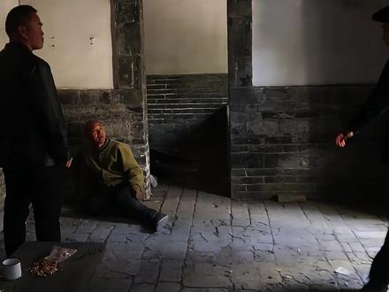 村里鸡狗羊莫名死亡,村民也被黑熊袭击,现场的线索唯有黑色毛发 村长家院子里的狗突然狂吠开始,预示着不祥之事的发生。随后,王婶子家的羊圈内发生惨剧,多只羊一夜之间被神秘力量杀死,脖子上留有明显的扭断痕迹和黑色毛发。
随着事件的升级,赵大爷家的鸡也遭遇了同样的命运,死状惨烈,现场同样留下了黑色毛发作为线索。村民们开始恐慌,传言山中有黑熊出没。不久后,小张在树林中遭遇不明生物袭击,满脸是血地逃回村中,坚称自己看到了三米多高的黑熊。
为了揭开真相并保护村民的安全,村长组织年轻力壮的小伙子们上山探查。小李子和强子在山中发现了巨大的熊脚印,证实了黑熊的存在。然而,当众人追踪至一处开阔地时,却发现黑熊的行为异常,并未主动攻击人类,反而显得犹豫不决。
随着调查的深入,村长发现小张的行为举止十分可疑。小张不仅每次熊出现的地方都有他的身影,而且他的裤子上还留有血迹。村长开始怀疑小张与黑熊事件有关,并秘密安排小李子跟踪小张。#短剧 #短剧in星光 #奇幻短剧 #悬疑短剧