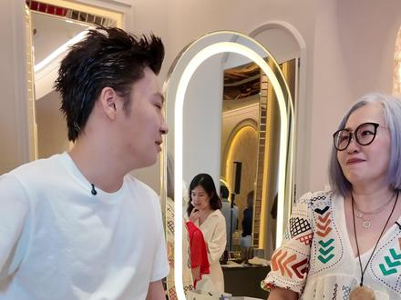 ❗公益巡剪以来最严重的头皮问题,出现在马来西亚❗王院长直呼我都要“吓尿了”❗这位姐姐因为长期用错误的产品和方法保养头皮,导致头皮严重溃烂,我已经不敢为她做头发,但还是真的很想帮助她😔在我也没把握的情况下为她做了一次头皮护理,效果竟出奇的好,第一次做就有明显好转!只要坚持使用一定能恢复到年轻健康的头皮!所以35岁以上的姐姐们,一定要每周做2-3次头皮护理,生活中洗头,染头,烫头等等事情都会损伤头皮,不做护理头皮损伤会越来越严重,不要等到和这位姐姐一样严重再后悔,头皮健康是关乎着整个身体的健康!把护理方法分享出去,让大家都能学会怎么正确护理头皮!#海德#全球公益巡剪#马来西亚#短发设计#头皮护理