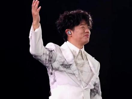 #歌曲你让我输得一败涂地 凤凰传奇演唱会深情演唱,观众瞬间沸腾