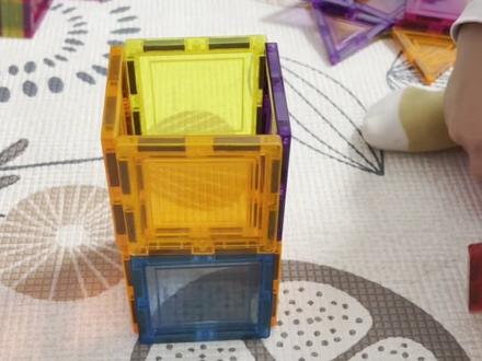 #磁力片创意玩法 #创作者中心 #创作灵感 磁力片搭建小车滑道教程来了~@DOU+小助手 @上热门🔥🔥🔥 看小孩姐介绍搭建教程