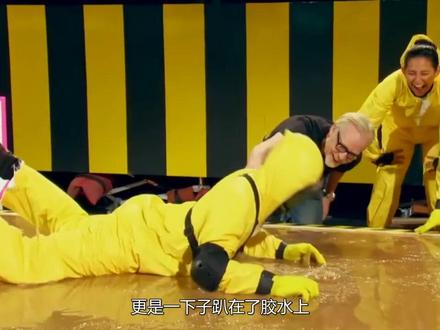 妹子作死挑战世界最强胶水,光脚踩上去那一刻,差点拔不出来...#挑战 ##是时候展现真正的技术了 #极度舒适 #好东西一起分享给大家