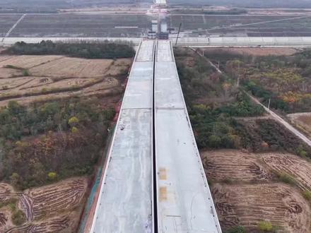 冲刺四季度,决胜下半年!11月25日,淮桐高速合肥段迎来重要节点,历时四小时二十分的浇筑作业,跨引江济淮特大桥主桥26#墩最后一节薄壁墩封顶,主桥8肢薄壁墩全部完工,标志着主桥下部结构顺利施工结束,主桥将进入上部结构施工阶段,也将开启主桥施工新局面!跨引江济淮特大桥全长1078米,全宽34m,主跨采用90米+160米+85 米连续刚构桥,主桥下部结构采用双肢薄壁墩接承台桩基础,过渡墩采用盖梁接矩形墩形式,基础采用承台桩基础。主梁采用单箱双室预应力混凝土连续箱梁,箱梁按3米、3.5米和4米梁段长度划分,顶板宽16.5米,底板宽11.5米;中支点中心梁高9.5米,跨中中心梁高3.3米,梁高由跨中向墩顶按1.8次抛物线规律变化。箱梁跨中底板厚0.32米,支点底板厚1.2米,底板厚度由跨中向支点按1.8次抛物线规律变化。箱梁腹板采用分段等厚规律变化,厚度由跨中向支点分别采用0.5米、0.65米、0.8米三种厚度。主墩采用双肢薄壁墩,双肢中心间距6.7米,单肢墩宽18米,底部和顶部宽2.8米,横桥向宽115米,总高29.806米和29.367米,王墩基础位于引江济准工程三四级边坡,为减小主墩基础施工对引江济准工程的影响,王墩承台采用不放坡开挖方式进行施工。目前,主桥托架体系安装施工及0#块施工准备工作有序推进中!
#淮桐高速 #薄壁墩 #跨引江济淮特大桥