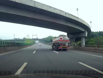 高速遇到扎堆货车的安全技巧,老司机亲自开车演示,内容要划重点 #汽车知识 #用车知识 #高速开车 #大货车