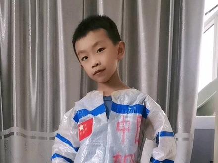 这年头没点才艺,孩子叫妈答应的都心虚,来吧!展示,小小宇航员!两个编织袋,2小时,搞定👌#环保宇航服#宇航梦#六一儿童节 ,穿上去探索未知太空😀