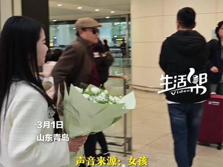 3月1日,山东青岛,退伍军人为女友准备惊喜,送她“四有”优秀士兵奖章。“这里面有她一半的功劳。”#退伍