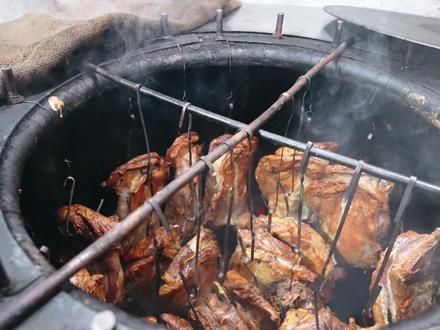 郭北鼻带妈妈改善伙食,吃新疆特色美食烤全羊,直呼太香了 #津贴