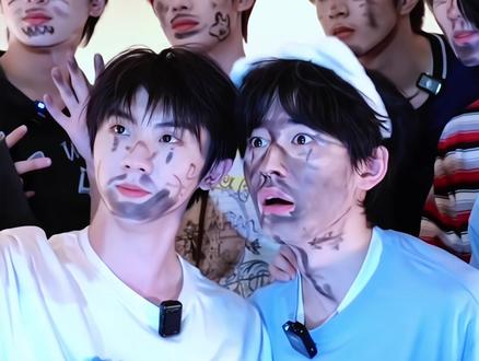 还是两张帅脸#祺轩 #马嘉祺 #宋亚轩 #物料 #风盆