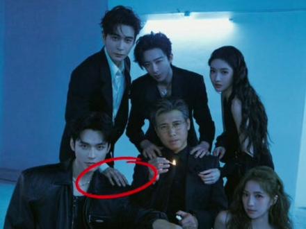 九日你爱与不爱真的很明显哈哈哈,给龚俊拍照这么会呢?!你之前 你之前给王姐拍可不是这样!网友辣评“这乌漆麻黑的背景我以为俩人躲被子里拍的呢”“大哥的拍照技术都给了大嫂”#星光大赏 #龚俊 #陈星旭 #地球超新鲜 #热门