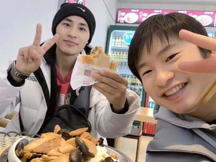 张云鹏,4岁被带离故土,在异国漂泊整整25年。
是志愿者高洋,从去年11月第一次见面开始,全程为他照亮回家路。
收集资料、录制视频、上传DNA,仅仅3分钟就比对成功。
25年来,云鹏第一次和爸妈视频相见,泣不成声。
签证难办,是高洋全程个人担保,才拿下十年签证。
志愿者团队承担所有费用,安排行程,护送他踏上祖国大地。
在北京吃糖葫芦、烤鸭,在通化吃酸菜锅、举行欢迎仪式,
第三天与父亲相拥,睡了二十多年来第一个安稳觉。
再赴沈阳、江苏,在高洋陪伴下,终于和妈妈圆满团圆。
从异国他乡到血脉重逢,
从绝望无助到阖家团圆,
高洋一路全程守护,一步未离。
希望云鹏也要加入寻亲志愿者,把这份大爱传递下去。
高洋,你用善良托起一个云鹏的一生,
这才是真正的人间温暖,凡人英雄。
#张云鹏 #沈华柏 #高洋 #宝贝回家