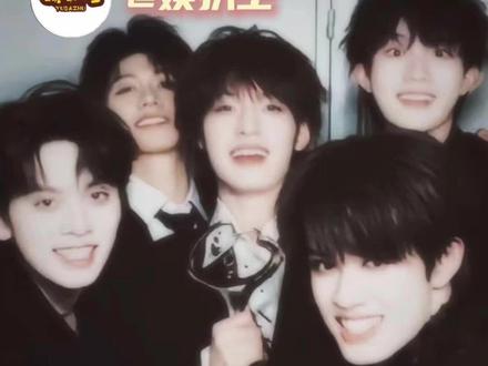 搞抽象TOP网速这一块没慢过#左航#朱志鑫#航丝#汽车警铃舞#这次登陆少年是真连上网了