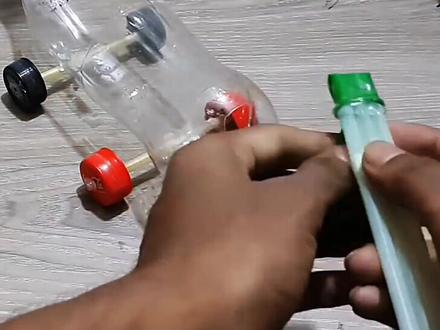 如何用塑料瓶制作气球反冲动力小车#科学实验 #手工diy #动手制作能力培养 #小制作小发明小创造比赛作品 #亲子手工 #科技小制作 #学生绿色环保废物再利用科技手工作业 #科普知识