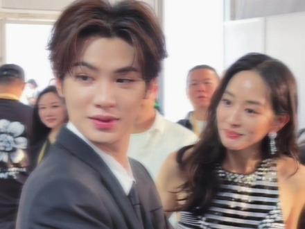 突然回头的黄明昊 #黄明昊 #金鸡奖