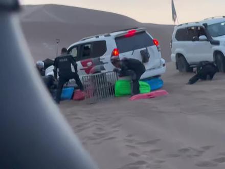 救援雪豹之进笼!! 救援雪豹之关键时刻!!!#沙漠领队阿卜#救援雪豹#这车不走寻常路 #库木塔格沙漠 #抖音小助手dou上热门