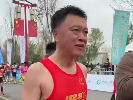 60岁“荣昌高书记”又来跑马拉松了🏃1小时48分刷新今年最佳成绩!他说“灵魂和身体都要在路上”#荣昌高洪波 #马拉松#广安