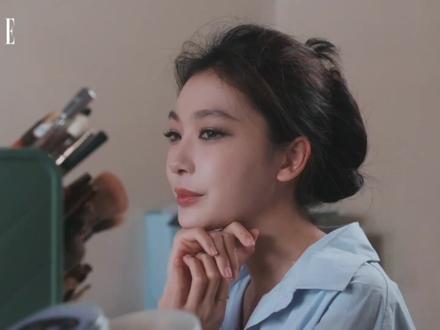 这是再普通不过的一天,@易梦玲 转身走出阳台,走出那片小小的热带雨林,在摇椅还未停止晃动的时候,她要开始面对人群,面对镜头。这也是不普通的一天,作为一个承载着大众观看和讨论的公众人物,她曾凭借个性优势和独特风格成功“突围”,我们试图通过镜头,是纪录者亦是观察者,探寻这个过去三年迅速被大众熟知的易梦玲,如何像她标志性的笑容一样,自然而又生动地印证个体蓬勃的生命力于当下的意义。一个只要想尝试哪怕只有1%成功几率也要争取的人,一个极其念旧易被感动和共情的人,一个保持自我边界感但又愿意敞开心扉的人,一个用实际行动分享如何建立自己世界公平的人,也是一个喜欢日落喜欢自然,充满活力的人。
有一瞬,在望见易梦玲工作室花开时,望见窗外大片的树木时,望见她阳台的绿植时,会偶然想起《Mrs. Dalloway》开篇的第一句:“达洛维夫人说,她要自己去买花。”当然,没有人是达洛维夫人,但总有人决定要开始自己去买束鲜花。将我们的共处和纪录,呈现于#易梦玲ELLE开自己的花纪录片 ,一个与想象无限接近的易梦玲。