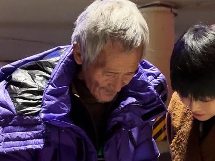 郑州草编爷爷流浪20年,依靠卖草编养活自己现状。#郑州草编爷爷 #非物质文化遗产 #民间手艺 #街头艺术