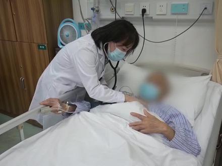 每天多吃蔬菜,这在很多人眼里是很健康的饮食习惯,可武汉84岁的肖爷爷却因为大量吃青菜被送进了医院,还险些丢了命,这究竟是怎么回事呢?@抖音小助手