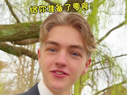 他穿着燕尾服朝我走来,又在我的玩笑下,迎着风跑远 #少年感 #伊顿公学 #帅哥 #mistine防晒 #校园