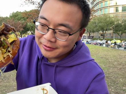 上海汉堡节,全国数十家汉堡餐厅同台大秀,都有哪些好吃汉堡? 11月28日-12月9日,上海汉堡节在上海万象城北侧广场举办,上海小伙伴有兴趣的,可以去看看。
视频内容仅代表个人口味。
个人觉得不错的有:
黑叔,炙子烤肉汉堡。
大风肉铺,猪肋排堡。
LEO汉堡,菠萝堡。
3Q汉堡,大鹅肝汉堡。
特殊:
酪夫,主要是配了个芝士酱,跟别的汉堡也百搭。
920,鹿肉汉堡,闻着有较重的腥臊气,吃着感觉比想象好。
怪怪的:
宝石,加了蓝纹奶酪,难闻又难以下咽??
澜厨,加了一整片甜菜根,有土腥味,去掉可食。
跑马场,梅菜和汉堡感觉不是很搭配。(梅菜扣肉配饭一绝)
想了解明年汉堡节安排计划,可以关注@小李有点饿(正在布局商业版)
#汉堡节 #上海汉堡节 #汉堡 #街边美食 #好好吃饭大赛