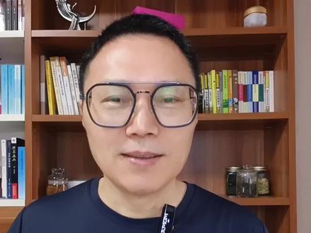 黄仁勋打卡的面店爆火,商家的一些做法令人堪忧。#黄仁勋 #炸酱面 #肖像权 #牛不卷