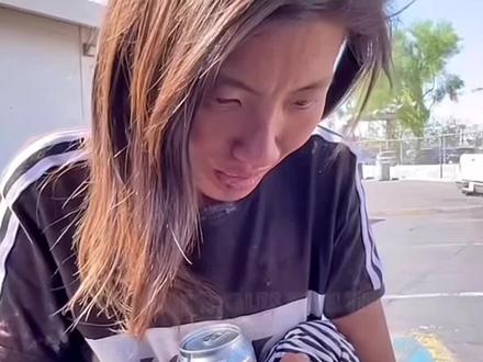 亚裔女在美国街头流浪 亚裔流浪女Leah接受记者采访真实录Leah是一名华裔女子,曾以优异的成绩从美国亚利桑那州立大学毕业,GPA高达4.0,然而,近年来,她却流落街头,成为了一名流浪者。
在一次采访中Leah分享了她的人生经历,从一名留学名校生到沦为流浪者,她的人生发生了巨大的转变。
在采访过程中,一位陌生男子突然走近,试图与Leah握手,Leah明显表现出了恐惧和不安,拒绝了握手并躲避了他的接触。
该男子的行为引起了大家对Leah的安全和关注,也让大家对她的经历和处境产生了更多的疑问?目前尚不清楚该男子的身份和动机,但这件事无疑为Leah的事迹增添了更多的悬念和关注点。最后衷心祝愿在外的人们平平安安!健健康康!