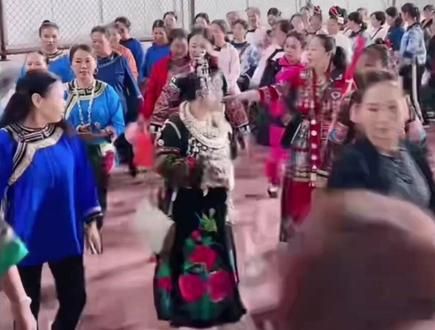 号外号外:贵州村超榕江足球联队和拉拉共一千多人出发香港,双十一对战香港明星足球队,榕江队加油#贵州村超