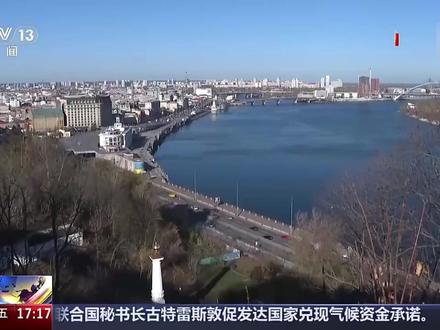 【#美结束俄乌冲突28点计划曝光 】#美拟让乌克兰承诺不加入北约 当地时间20日,多名美国高级官员证实,美方起草推动的一项旨在结束俄乌冲突的“28点计划”草案已成形。根据这项计划,俄与乌、欧洲缔结互不侵犯协议,乌获得可靠安全保障,北约不再扩张。此外,美乌合作开发和运营乌天然气基础设施,美俄签署在能源、稀土金属开采等领域长期合作协议等;俄罗斯被冻结资产中,将有1000亿美元投资于美国主导的乌克兰重建和投资项目,美国将获得该项目50%的利润。
根据计划,一旦协议达成,俄乌双方撤退到约定地点后立即停火;乌克兰将在100天后举行选举;协议将由美国总统特朗普领导的和平理事会监督执行。
对此,乌克兰总统办公室宣布,泽连斯基已正式收到美方提交的俄乌冲突和平计划草案。(来源:央视新闻)