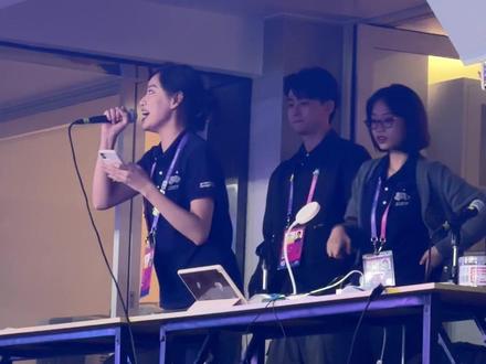 亚运会播报员,女足决赛现场喊麦!#亚运会播报员化身歌手 #播报员小姐姐 #亚运会播报员美貌与才华并存