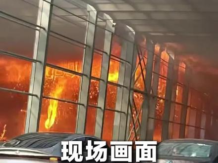 现场画面 深圳南坪快速发生交通事故 大片隔音屏障起火