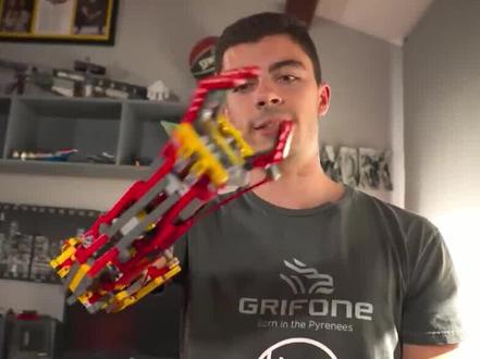 外国小伙用乐高积木制造假肢,给缺失双臂的小朋友带来一束光!#假肢 #乐高