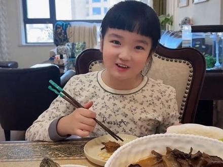 店里收尾家里收拾,匆忙做了清蒸鲈鱼、排骨炖茄子干和干豆角,鲈鱼俘获俩娃胃,排骨也吃光光,唯独茄子干和干豆角全程一叨不叨!显老的菜只有老母亲自己吃了😂#家常菜#东方甄选鲈鱼