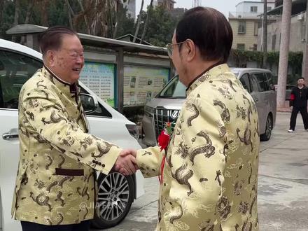 吴镇明先生敬兄友弟细节令人感动,潮汕人重情义,念旧惜缘,三兄弟团结一致 一同致富 富不忘乡#吴镇明 #香港江源集团董事长 #dou来广东百千万 #潮汕人