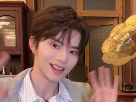 第一次见张庭睿,好帅,脸好小!这次是超帅的江跃辰! #愿你也成为家里的靠山 #这个家我罩了 #赚钱给家里买的第一份礼物 #岳雨婷一人分饰两角