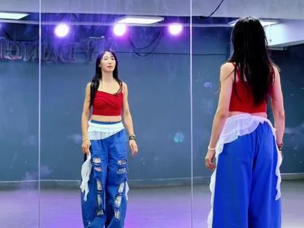 为什么今天这个拍摄,我练习了很久了夸我像蝴蝶像孔雀#珠满摇 #燕丽跳跳 #手势舞 @燕丽跳跳(入门YY Dance) @燕丽的小天地B8274 @燕丽跳跳集体L6404