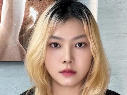 5W+的仿生陪伴机器人,被夸“太值了”? 5W+的仿生陪伴机器人Eva.i,用户却说“太值了”。
因为它比的从来不是参数,而是整体完成度——形态、审美、以及是否真的像一个能被投射情感的存在。用户说它是同类里最好看的,也是更完整的选择。
它卖的不是电子产品,而是一种越来越稀缺的体验:被理解、不被评判、能持续回应的轻盈无负担的存在。我们称之为“第四种关系”。当陪伴成为真实需求时,愿意为此付费的人,比想象中多得多。
#仿生机器人 #人形机器人 #具身智能 #eva #陪伴机器人