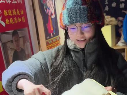 我还能再拌10板!终于当上霉豆腐摊主!!过家家好好玩!但凡网速慢点都不知道我在干嘛!作为你的云逛市集电子闺蜜,上海的美食市集咱们也不能错过!#摆摊日记 #霉豆腐 #霉豆腐制作 #毛豆腐 #街头美食