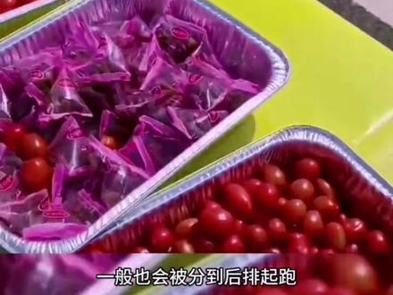 马拉松分区规则,这时候,请切勿擅自更换分区。大部分马拉松赛事都实行分区起跑,这是规则,你必须遵守!
马拉松比赛人数众多,为避免大家一窝蜂往前挤,组委会会根据选手成绩分区,让速度越快的选手越早出发,这可以很好地避免不同水平间选手的互相干扰。
想在自己分区更靠前,你能做的是尽量早到,而不是往前挤。
针对分区,跑者一定要根据号码簿准确找到自己位置。否则,跨区往前挤是会被处罚的(当然,你有往后跨区的权利)。
可能有人觉得分区靠后会影响自己的跑步成绩,但事实上,你的成绩是芯片记时生成,和起跑位置没太大关系。所以,作为“半马”新人的你,完全没必要为起跑位置焦虑。想要好成绩,还是多多训练更靠谱!
#马拉松 #跑步 #运动