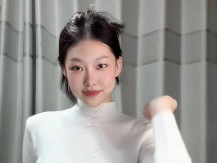 💗一件多穿!费尔岛粉蓝双款毛衣一次学会~
💗钩针费尔岛风格空山毛衣第二弹来了!
上次的空山雨后套头版本大家都做完了嘛~
💗这次直接解锁「海盐少女」粉调开衫×「空山雨后」蓝调套头双款,关键是一件能当3种穿法——套头外穿、开衫叠搭、不做袖子当背心,秋冬季节必备单品!
💗「海盐少女」是把草莓奶霜混进了海盐苏打,粉是舌尖轻碰的软甜,蓝是喉咙回甘的清冽,钩成开衫甜而不腻,叠穿衬衫就是元气少女本人~
🧶用线:@十刻官方帐号 十刻雪宝
段染55号色海盐少女6团
纯色09杨妃糖2团有余
💗「空山雨后」是把山涧冷雾揉进了松针肌理,蓝是雨打青瓦的淡冷,白是雾遮远山的留白,织成套头衫清冷松弛,单穿自带氛围感滤镜!
🧶用线:@十刻 十刻雪宝
段染67号色空山雨后6团
纯色20冰川1团
纯色邦尼蓝1团有余
两款钩针都是用的@金岚居家布艺旗舰店
金岚5.0mm钩主体4.5mm钩边
✅ 双款通用针法,新手也能看懂的图解
✅ 甜酷配色公式直接抄,温柔显白不踩雷
✅ 段染线材搭配钩针花样自带提花效果
💗一个教程,做出两种风格的毛衣!
#手工编织零基础教学 #手工毛衣 #毛线编织 #钩织 #手工编织