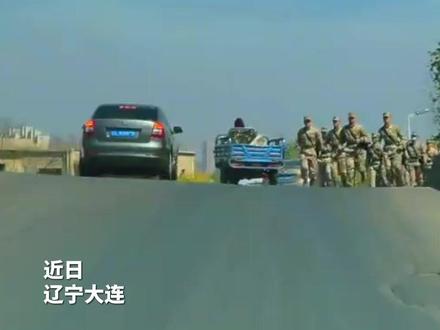 军爱民,民敬军。司机礼让子弟兵通行,兵哥哥敬礼太暖心。#趣中国